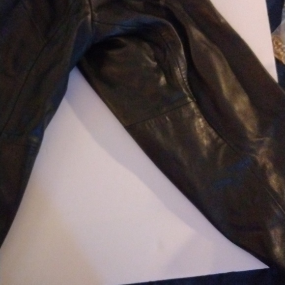 I am selling a Venezia Woman's 100% Leather Jacket 14/16 size - Picture 3 of 5